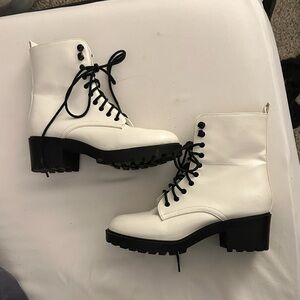 White Lace-Up Combat Boots – Size 7
